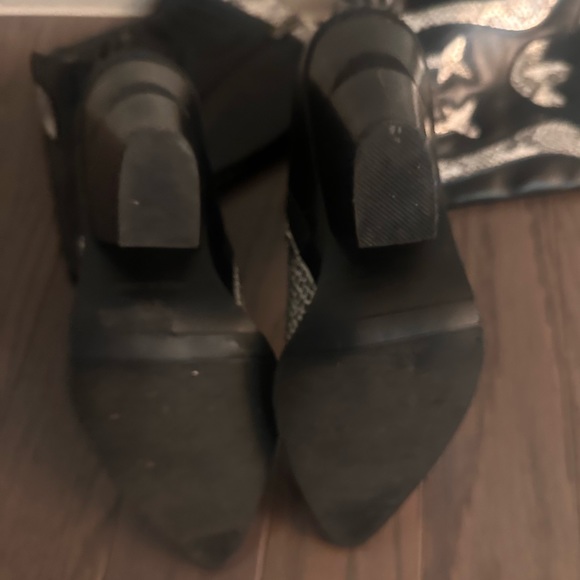 Silver/chrome and black heeled snake skin cowboy boots - Picture 6 of 7